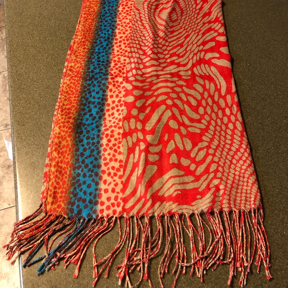 🌹🦒Vintage Scarf with an always in style design 🌹